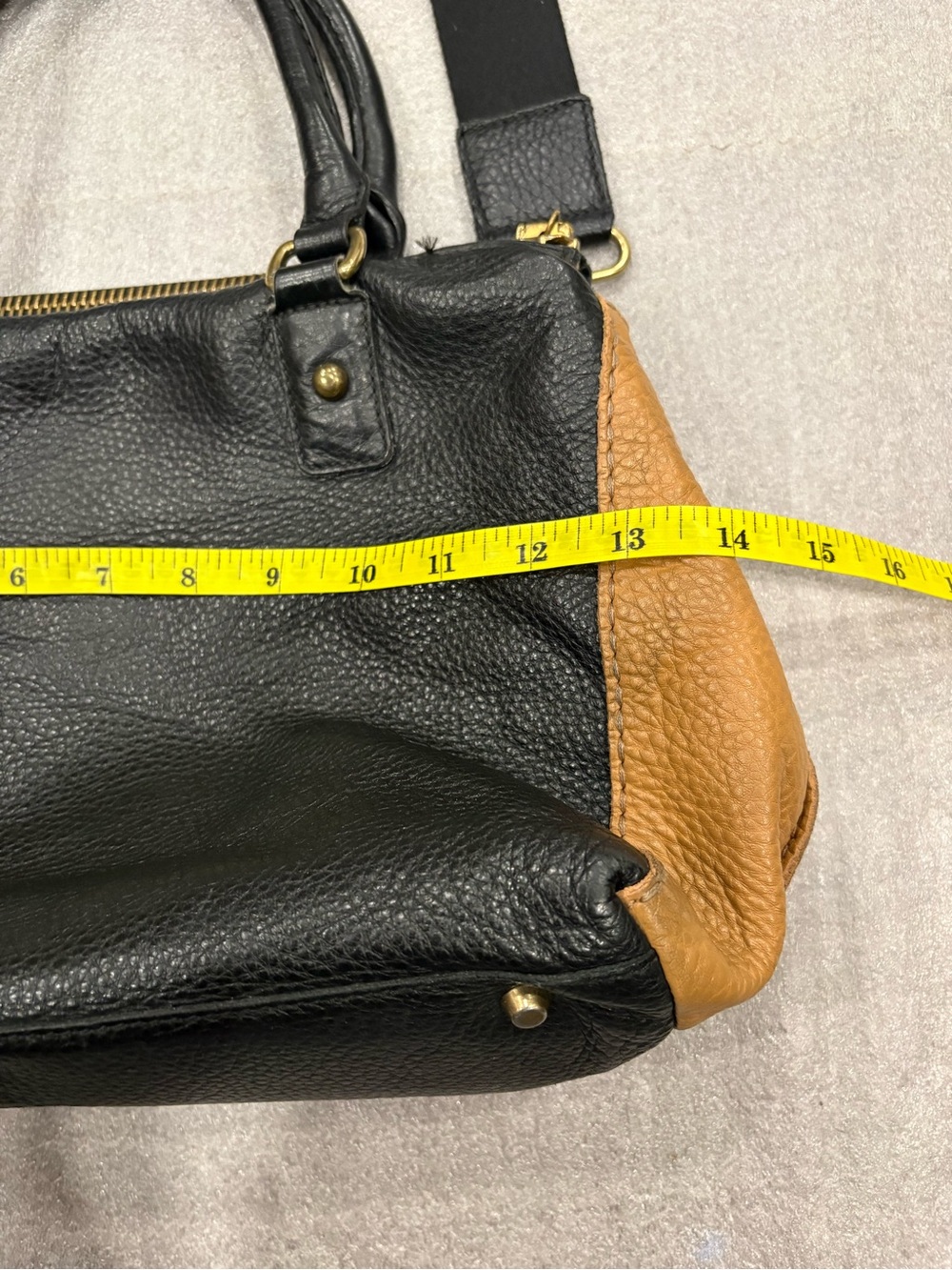 VTG Roots Leather Two-Tone Leather Black and Tan Shoulder Hand Bag - Picture 8 of 9